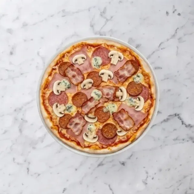 Challes Special — Tomatsås, ost och skinka, bacon, salami, starkkorv, champinjoner, gorgonzolaost