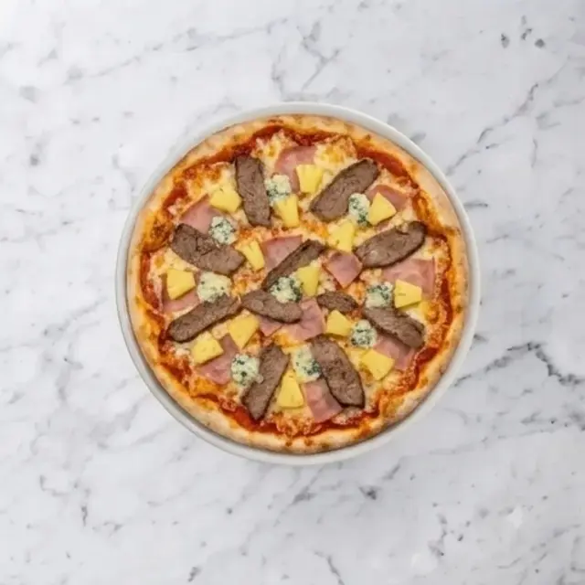 Toscana — Tomatsås, ost och oxkött, skinka, ananas, gorgonzolaost