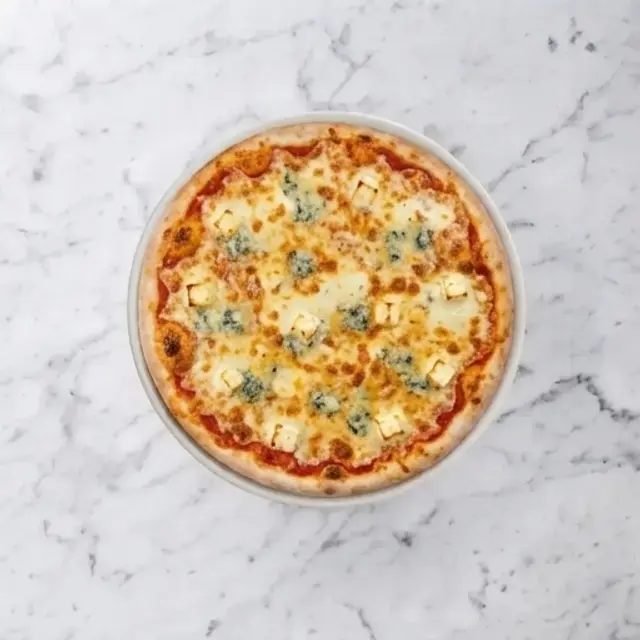 Quattro Formaggio — Tomatsås, ost och gräddost, mozzarellaost, gorgonzolaost, vitost