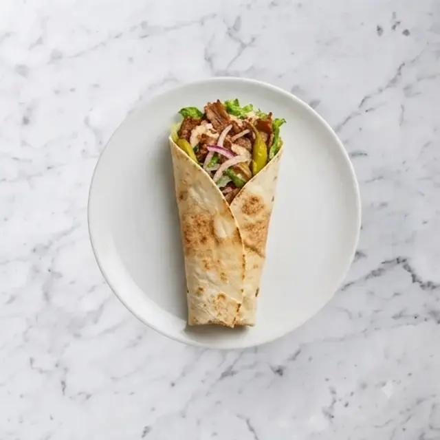 Kebabrulle — kebab, lök, pfefferoni, sallad, sås