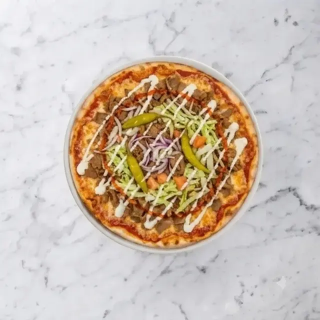 Kebabpizza — Tomatsås, ost, kebab, lök, pfefferoni, sallad, sås
