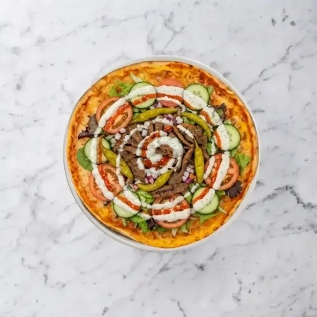 Kebabpizza Special — Tomatsås, ost, kebab, lök, pfefferoni, tomater, gurka, sallad, sås