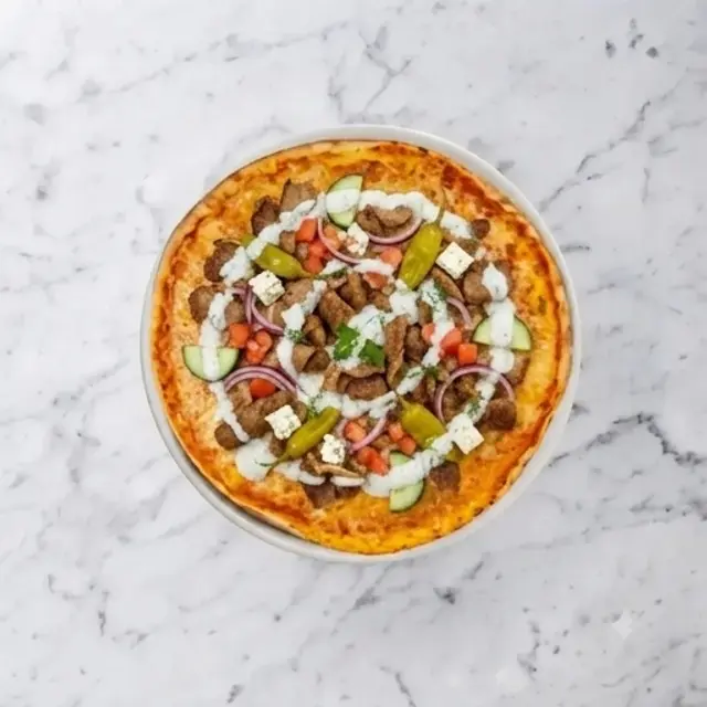 Gyrospizza — Tomatsås, ost, gyroskött, lök, tomater, gurka, vitost, pfefferoni, sås (även som tallrik)